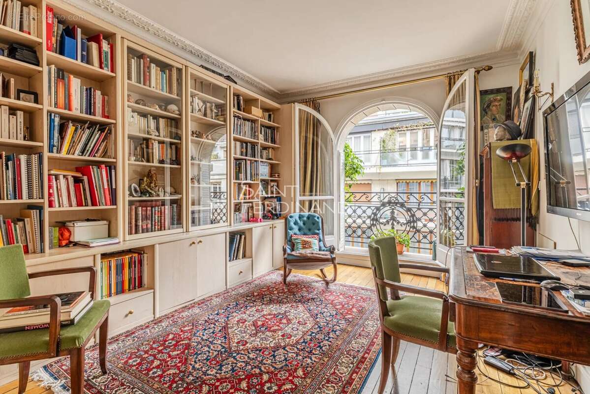 Appartement à PARIS-16E
