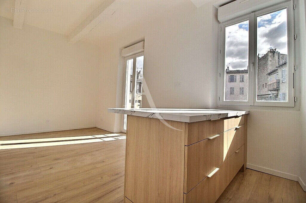 Marseille 6- secteur lodi - appartement 2 chambres -  renove traversant comtemporain - au calme  absolu - lumineux - photo 2