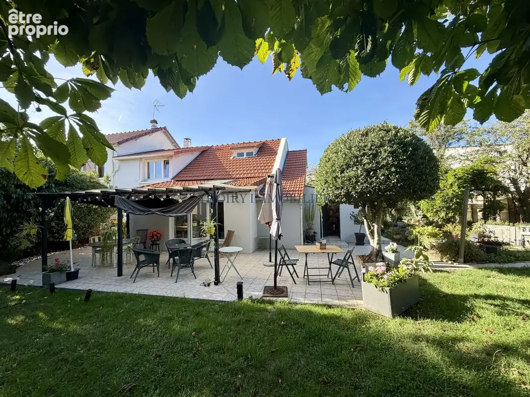 Maison ancienne sur 780 m2 paysagés de 5 pièces principales. - photo 3