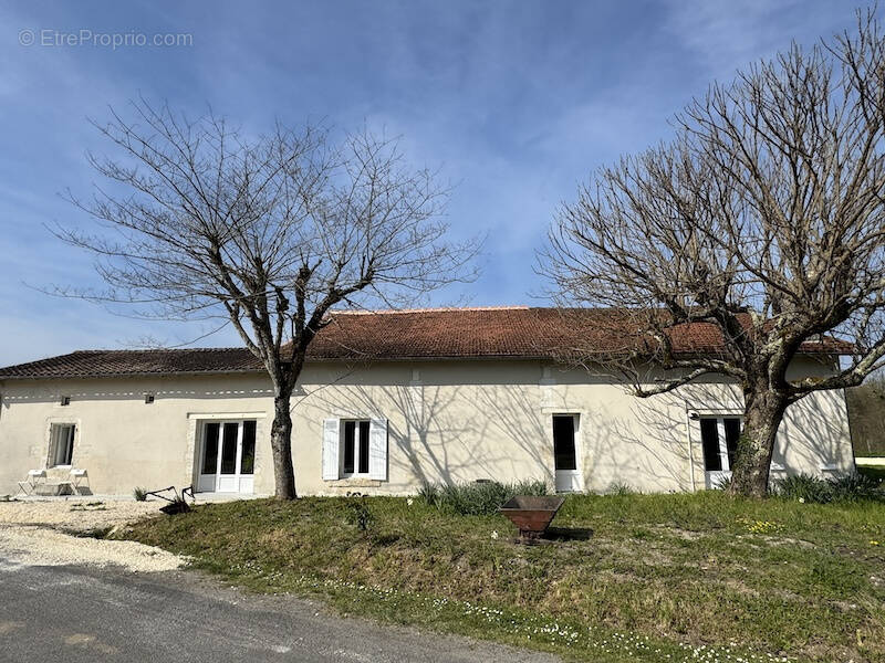 Maison à BRIE-SOUS-CHALAIS