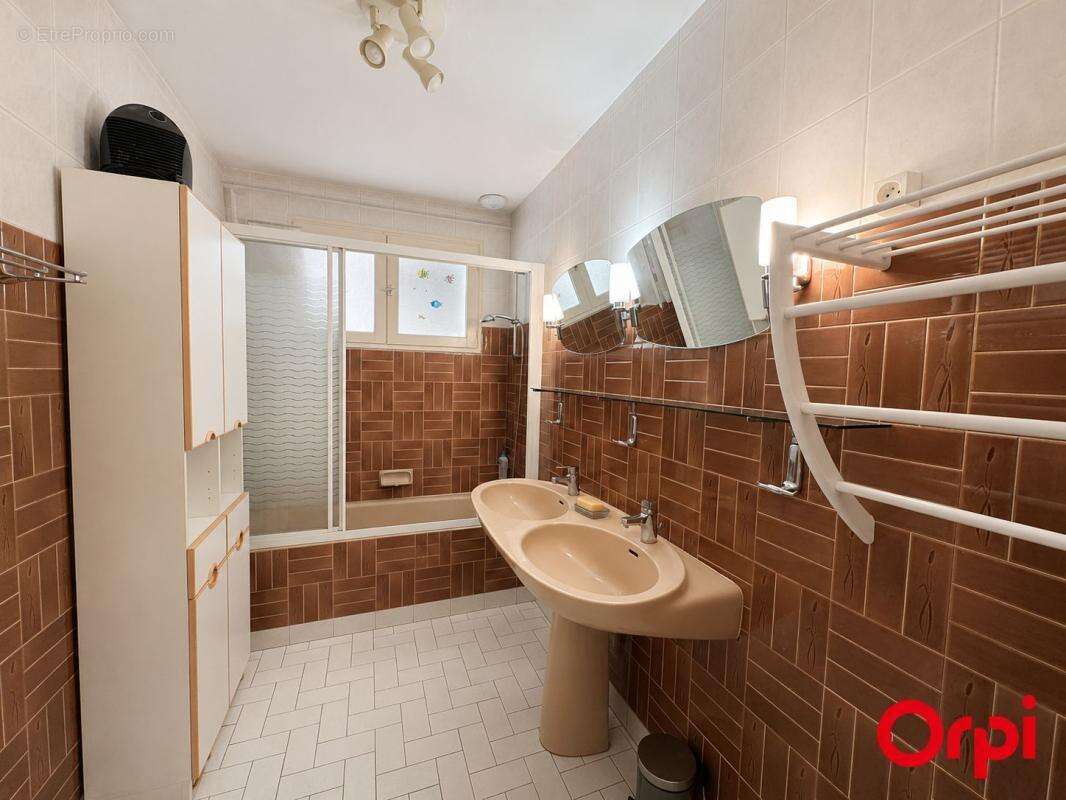 Maison familiale avec 4 chambres, véranda, grand jardin et 3 garages - photo 8