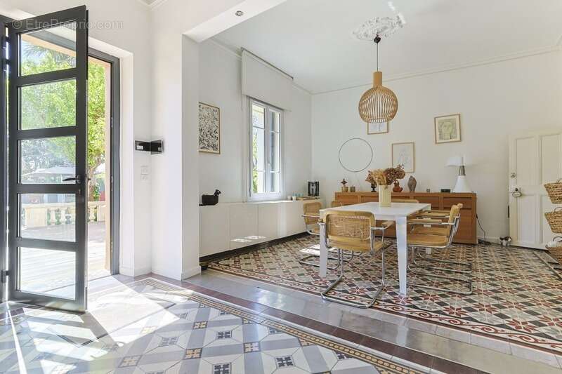 Magnifique PROPRIETE : Maison De Maître Et  Deux Dépendances (  17 Pièces / 400 M² )  Située à VERARGUES (34) DEDIEE A UN PROJET - photo 7