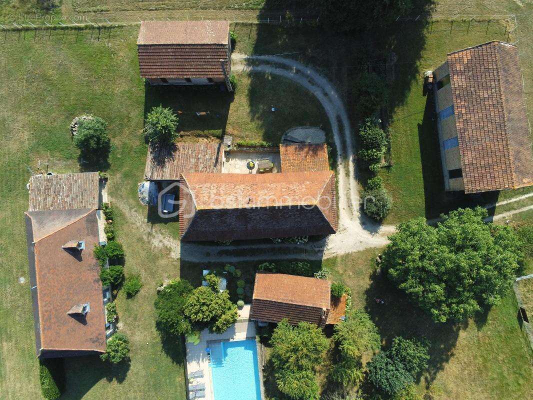 Ensemble de bâtiments en pierre composé d’une maison d’habitation, d’un gîte, d’un pool house, de deux ateliers et de deux sécho - photo 3