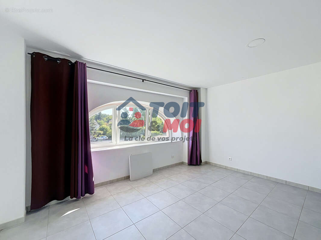 Grande maison familiale, studio indépendant et combles aménageables. - photo 14