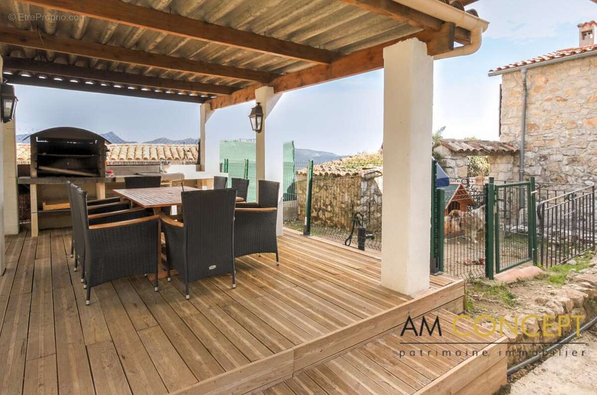 Maison à CHATEAUNEUF-VILLEVIEILLE