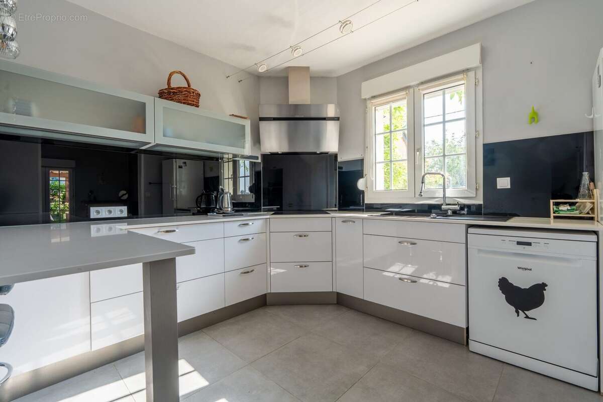Maison 195 m² à Luynes  - photo 3