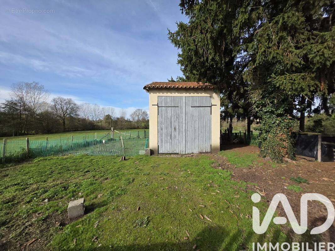 Photo 1 - Parking à PARTHENAY