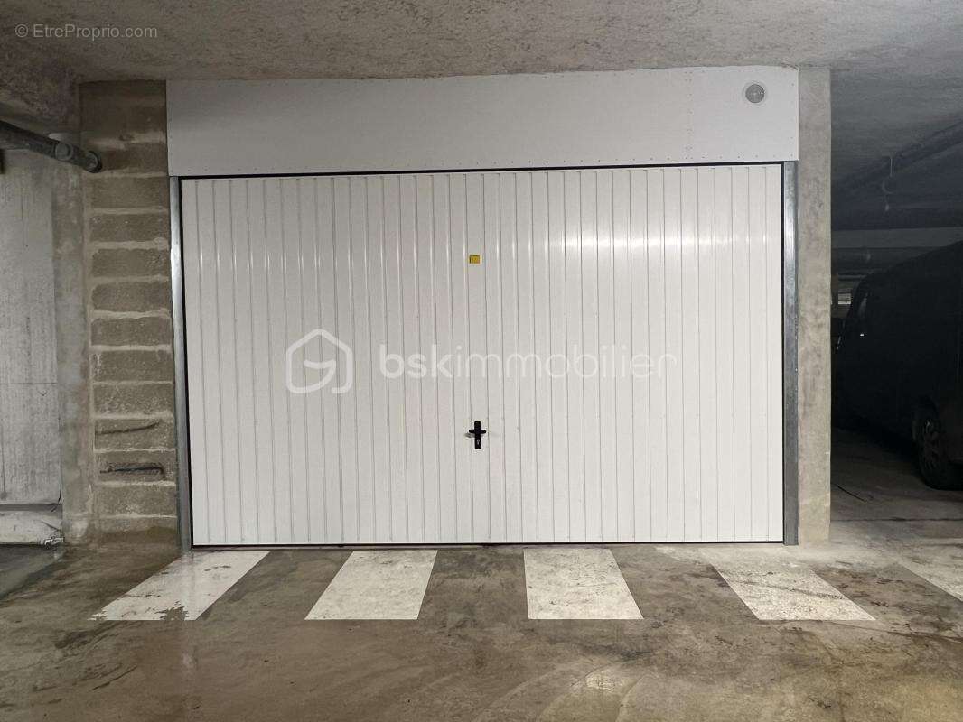8 Box et 1 place de parking sur 167 m² + ou - - photo 2