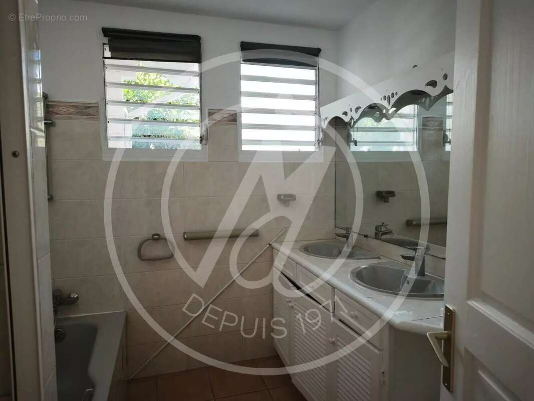 Maison à BAIE-MAHAULT