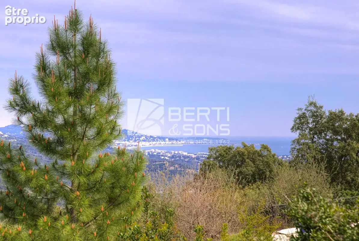 Terrain à LES ADRETS-DE-L'ESTEREL