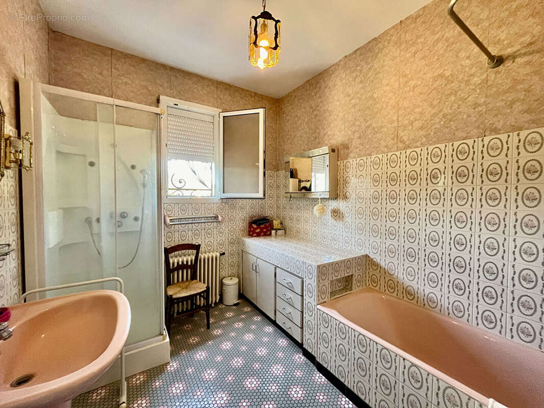 Située à Castelmoron-sur-Lot, au coeur d'un quartier calme et recherché, cette agréable maison de plain-pied offre une surface h - photo 11