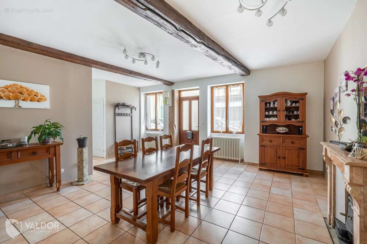 Maison à MONTMERLE-SUR-SAONE