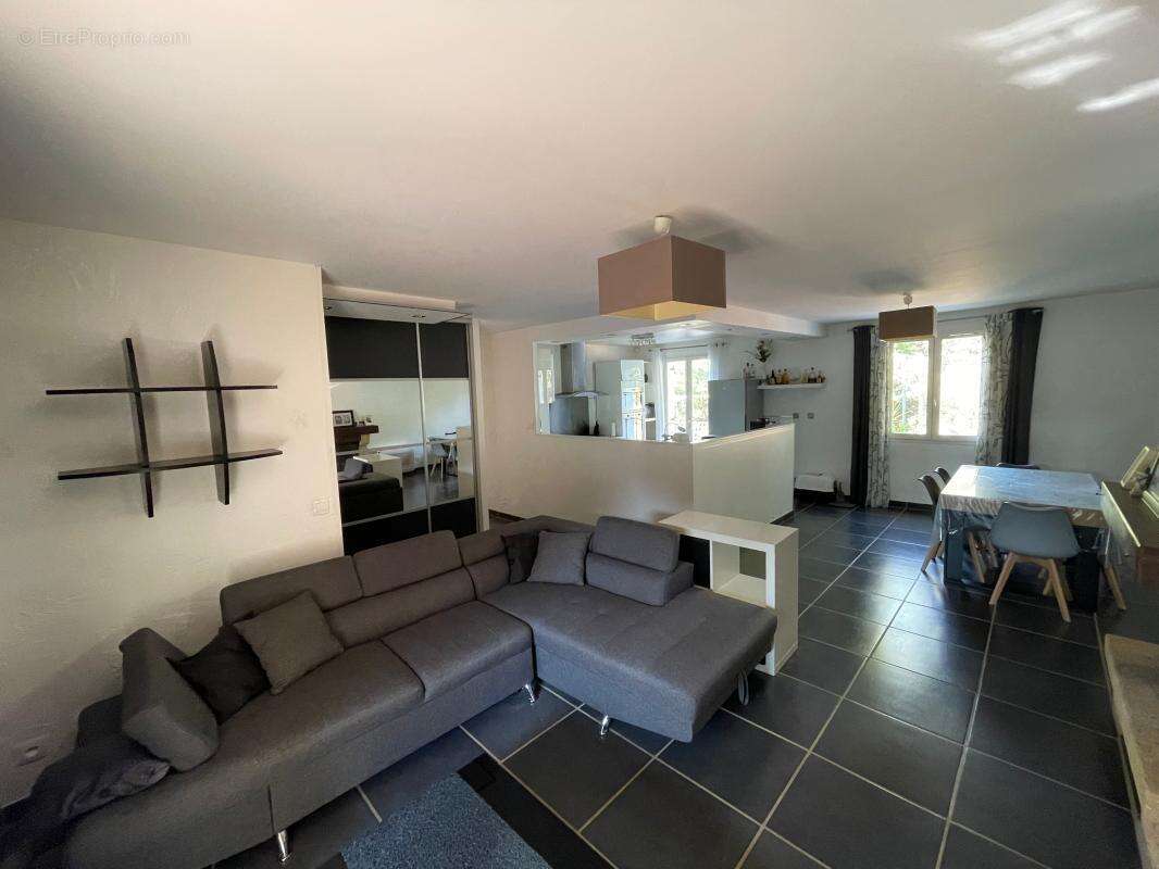 A vendre gareoult 83136 belle maison individuelle de plain pied ! - photo 6