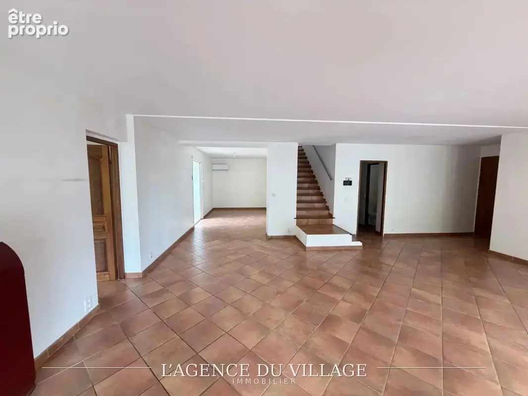 Figanières – calme, beaux volumes et piscine – 430 000 € - photo 4