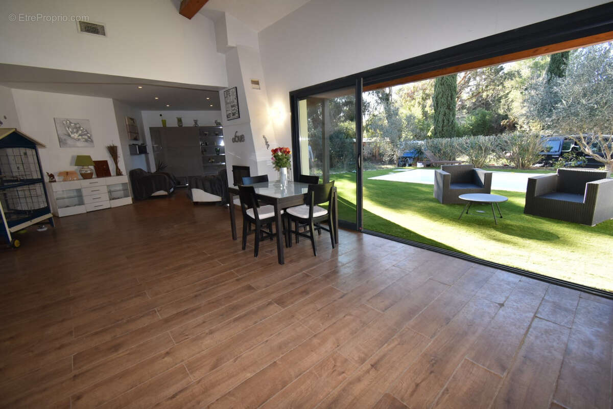 villa 4 pièces avec piscine et terrain constructible à 5 min à pieds du village du plan de la tour - photo 4