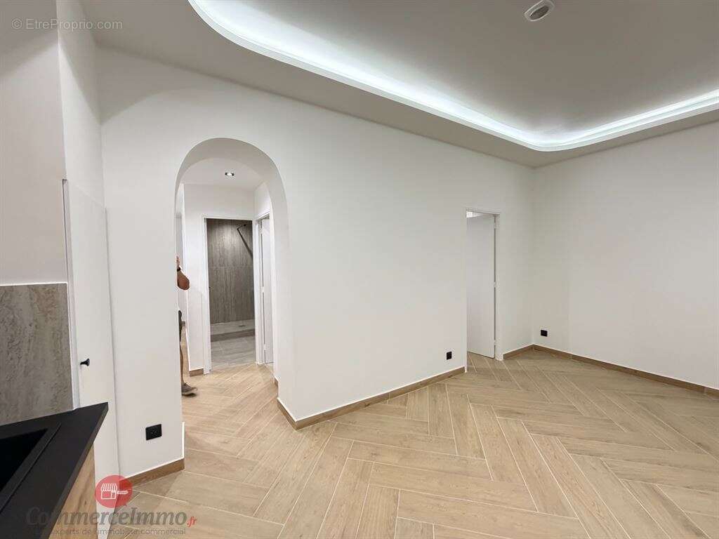 EXCLUSIVITÉ – Paris & Île-de-France  Murs Commerciaux Libres de 89 m² avec Terrasse - photo 3