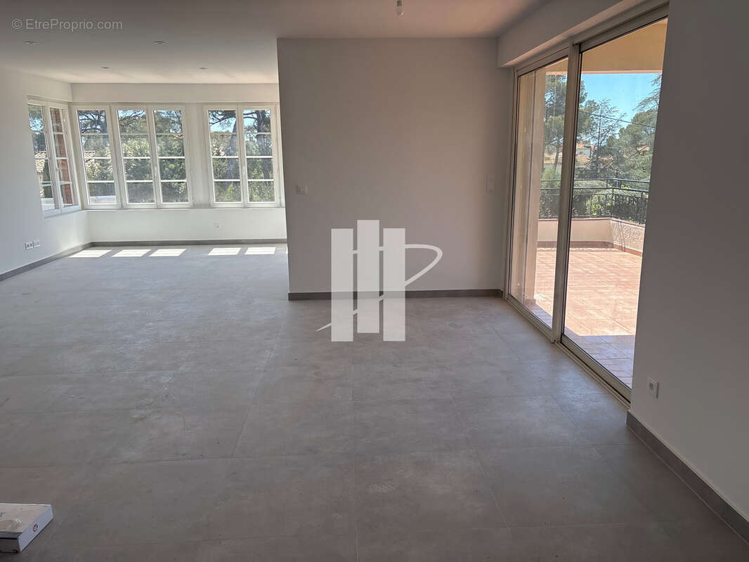 Appartement 5 pieces a vendre entierement renove dernier etage vue mer au calme absolu quartier les plaines - photo 4