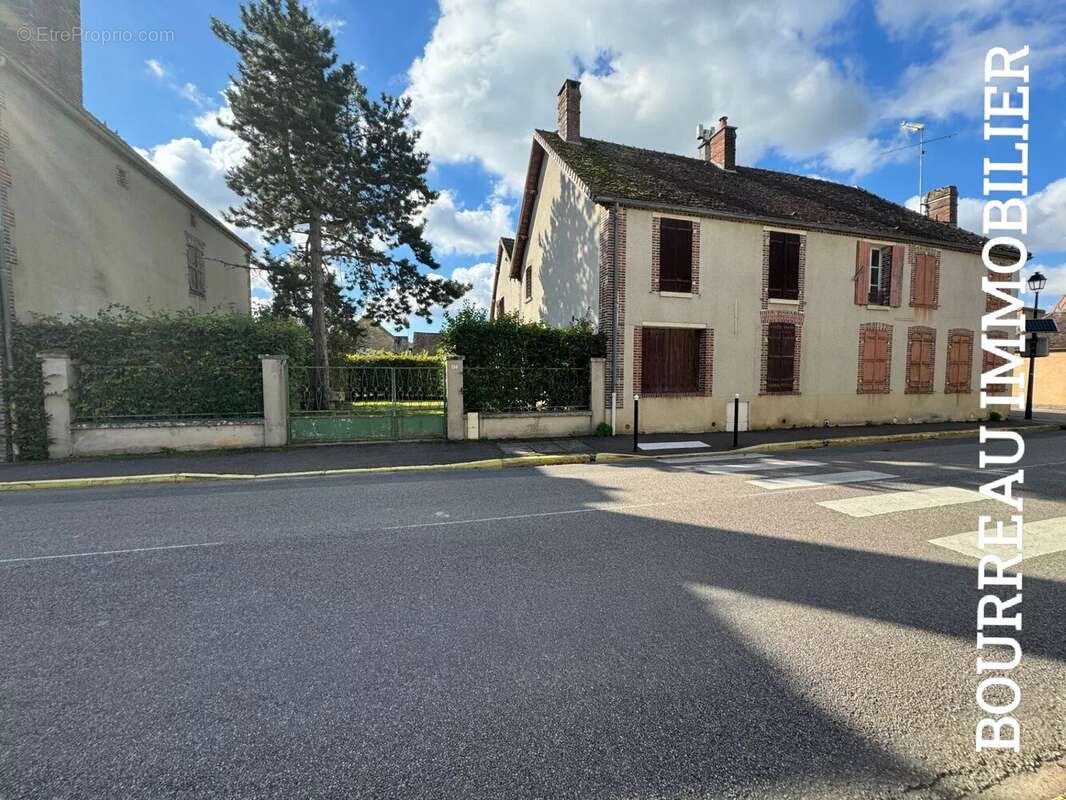 Maison à LA CELLE-SAINT-CYR