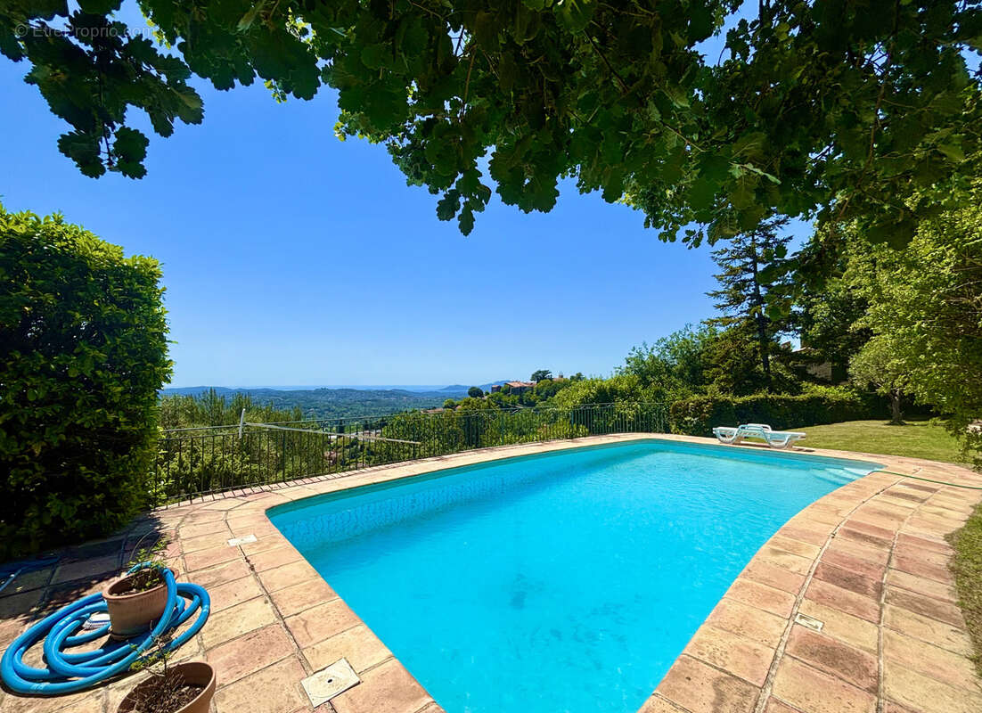 Maison à CHATEAUNEUF-GRASSE