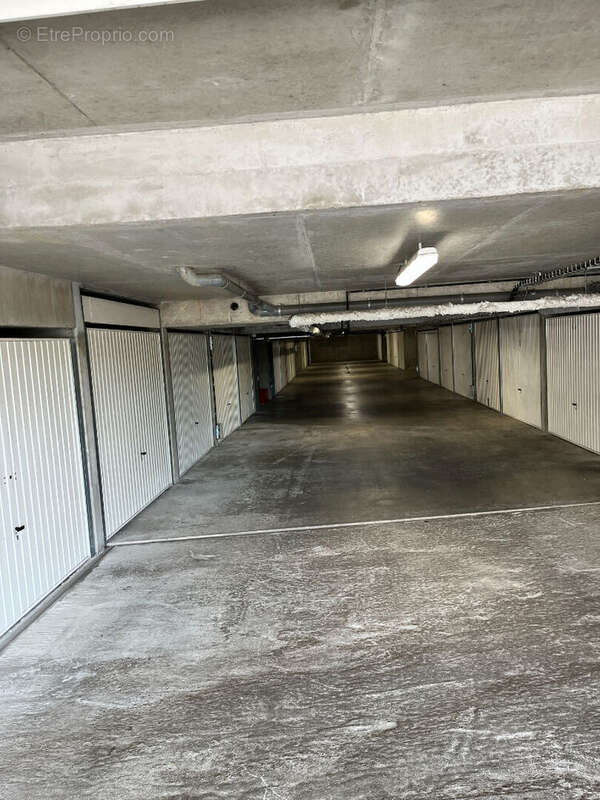 Garage en sous-sol sécurisé dans résidence récente - photo 4