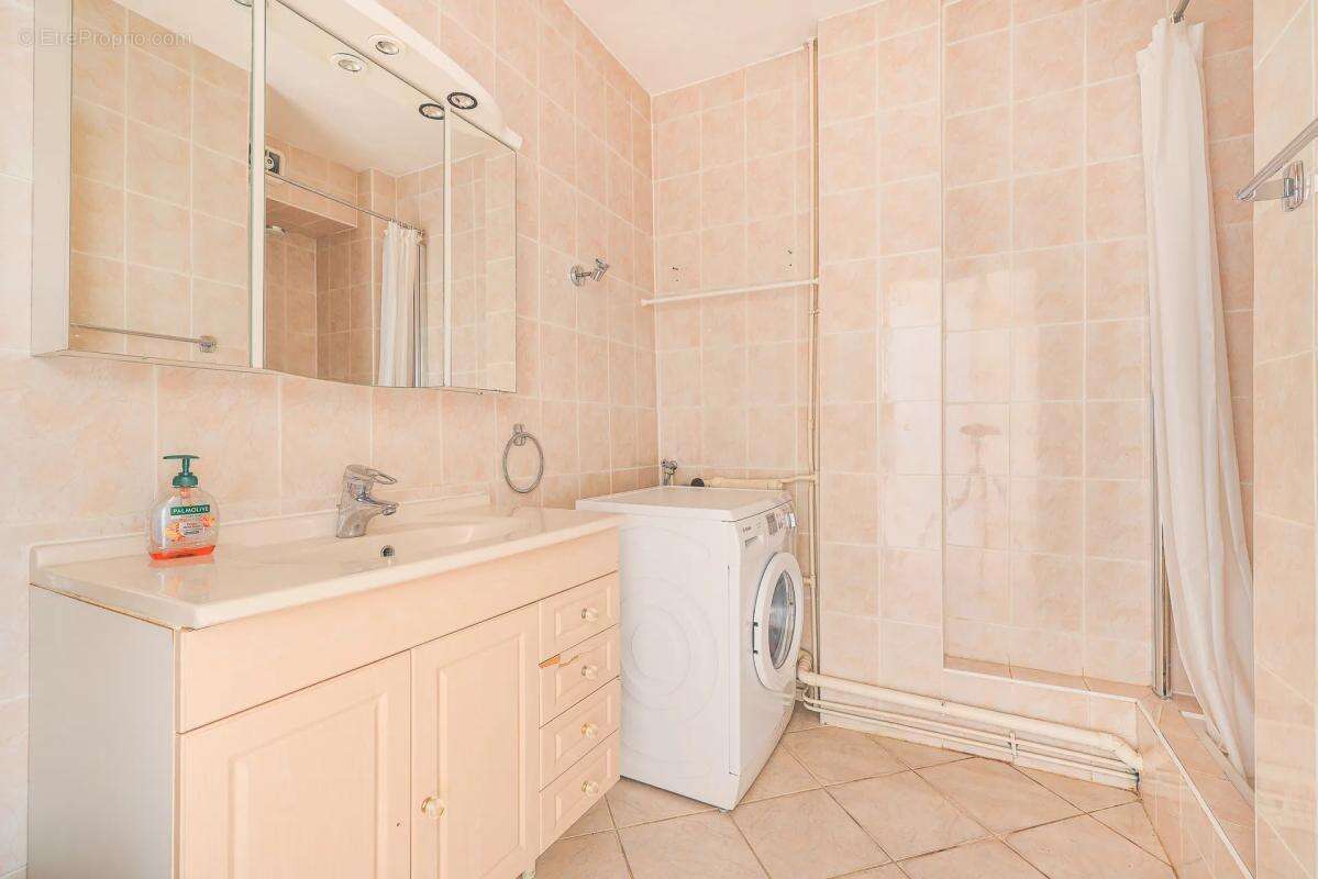 Appartement à COURBEVOIE