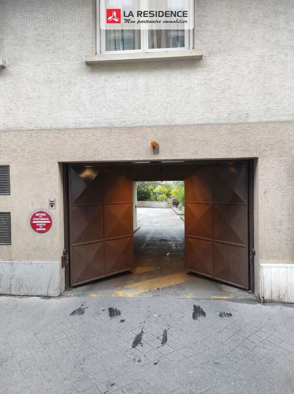 Parking à PARIS-18E