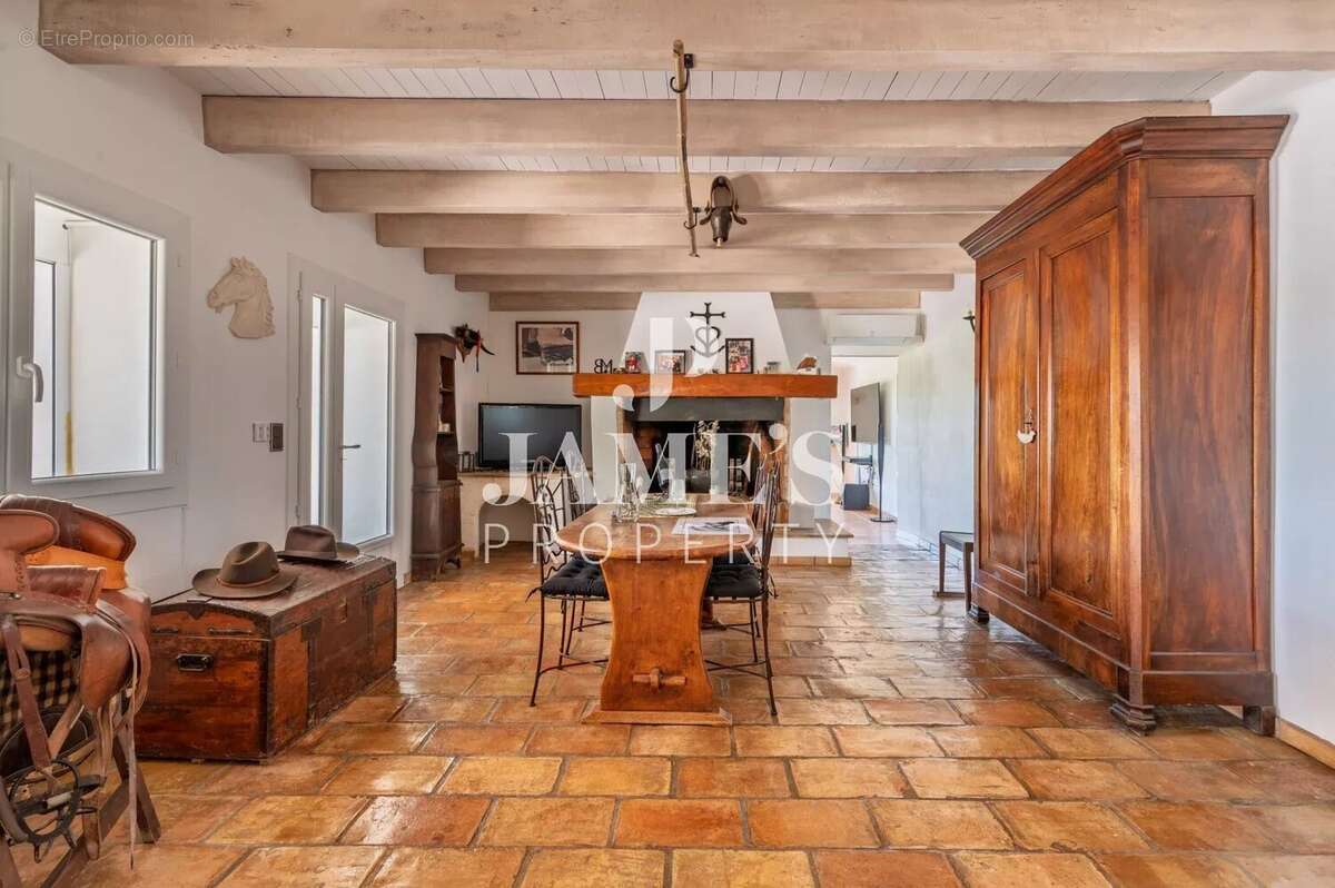 Maison 159 m² à Arles  - photo 3