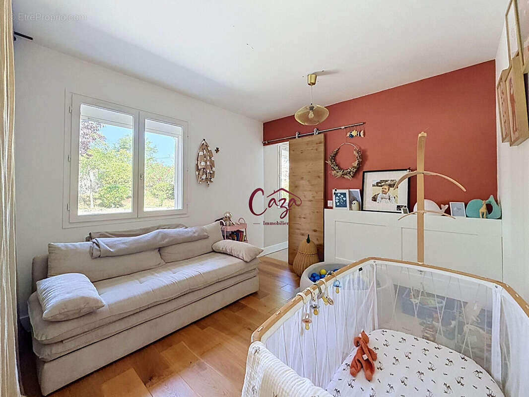 Maison rénovée avec piscine, grands garages et vaste terrain - photo 10