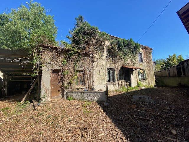 Maison à restaurer avec dépendances sur terrain de 1000 M2 - photo 2