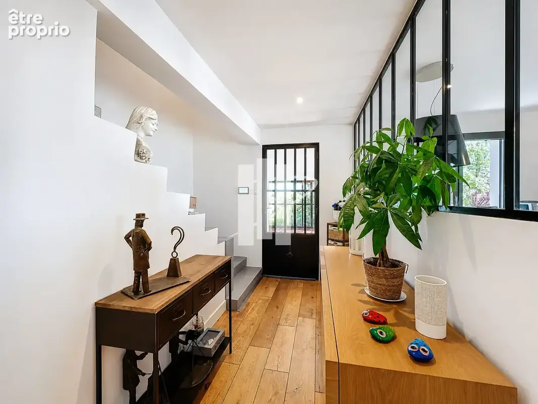 Superbe villa rénovée à Saint-Raphaël   208 m2, vue mer, suites, piscine et prestations d’exception - photo 4