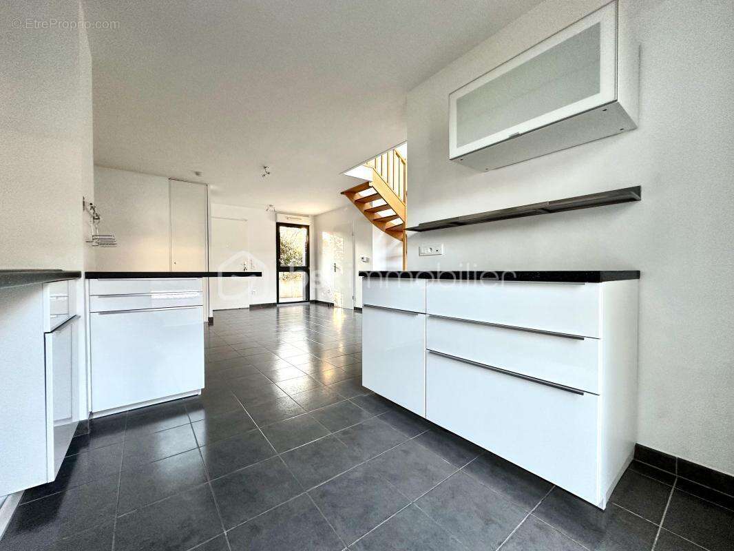 Duplex 3 pièces – 68 m² – Parking - Loggia - Pontoise Saint-Martin - photo 2
