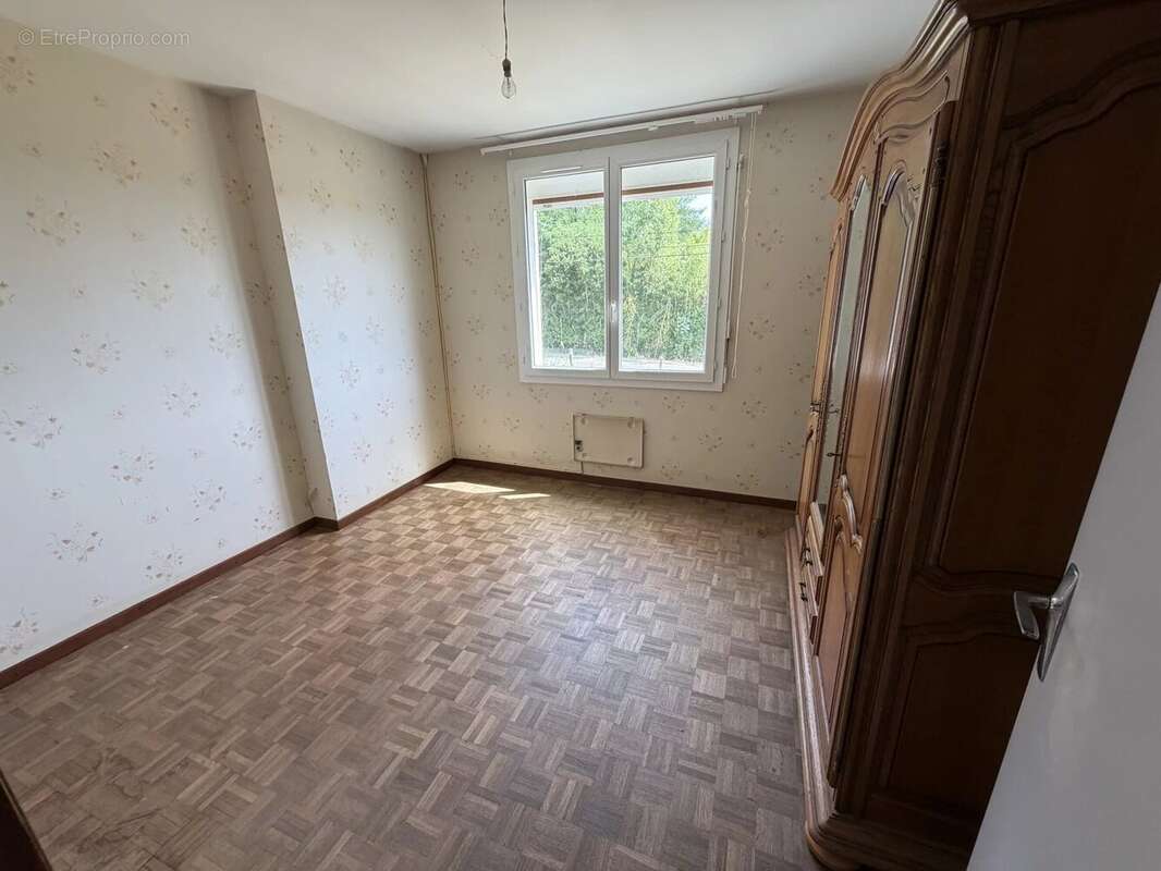Maison de plain-pied de 77m2 habitables avec garage sur un terrain de 1 560m2 clos - photo 7