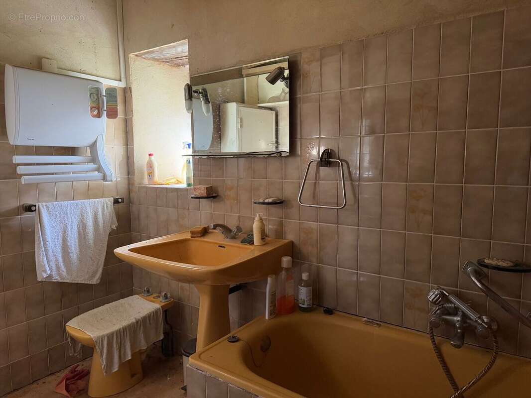 Très bel ensemble périgourdin aux toitures de lauzes a restaurer. - photo 12