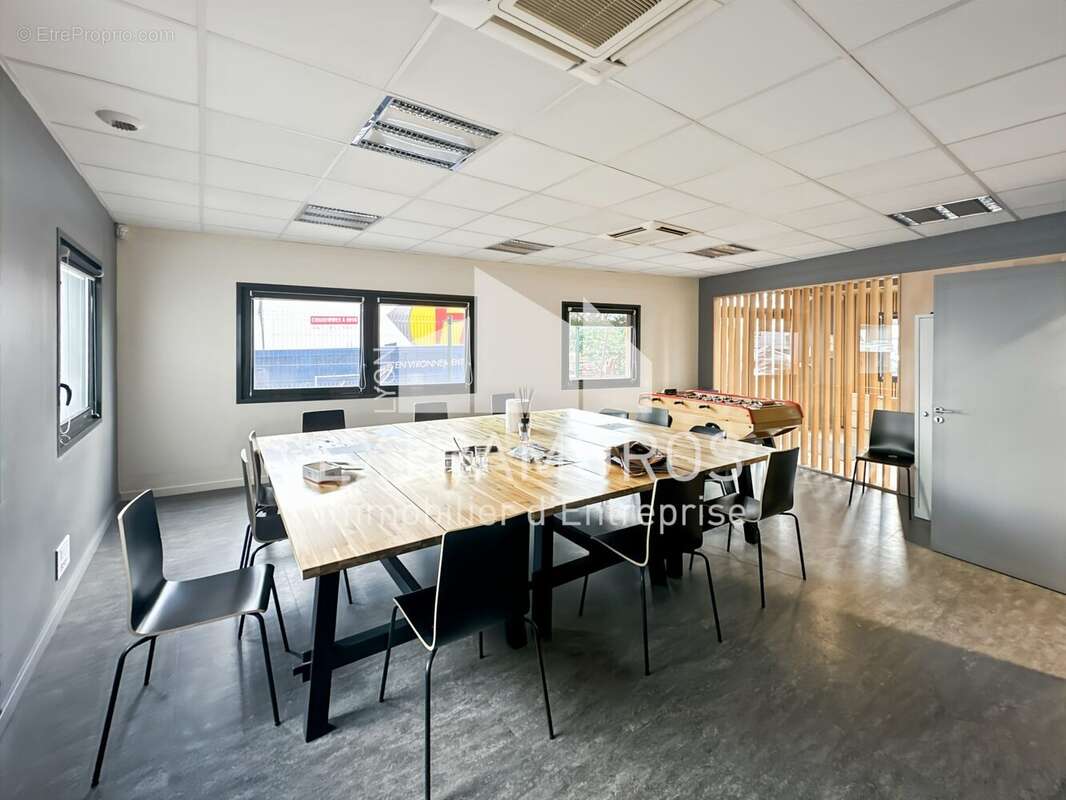 Commerce à SAINT-GENIS-LES-OLLIERES