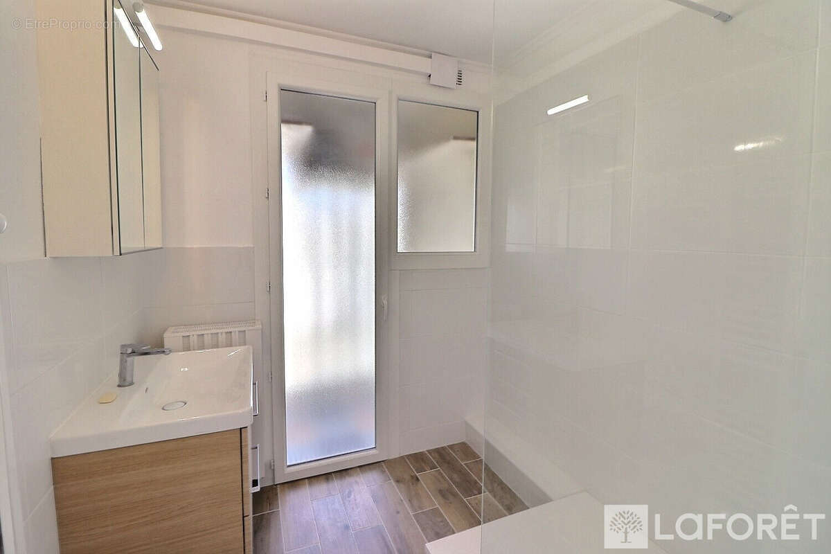 DERNIER ETAGE- F4-Balcon-Stationnement-Cave-Hyères Ouest - photo 8