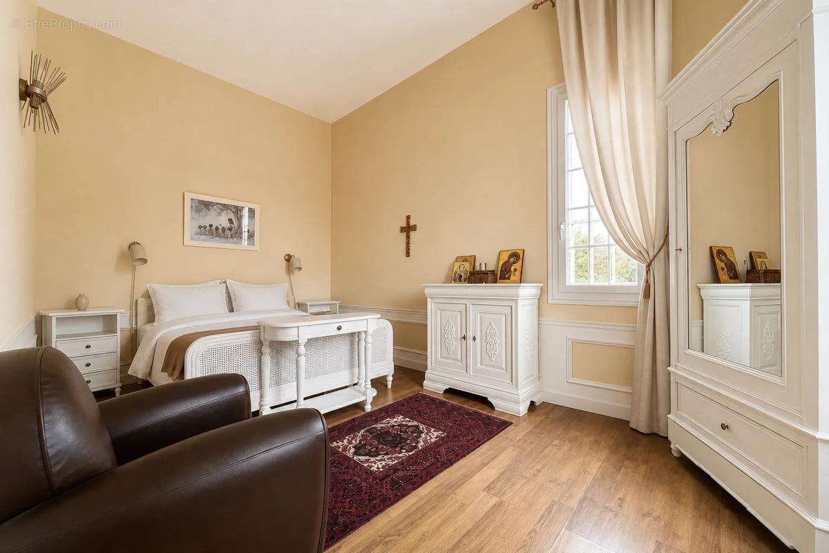 Maison de 20 pièces de 500 m² à Ambarès-et-Lagrave - photo 10