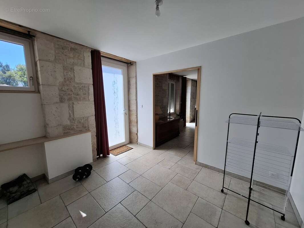 Maison familiale impeccable de 4 à 5 chambres, idéalement située à quelques minutes à pied de toutes les commodités. - photo 11
