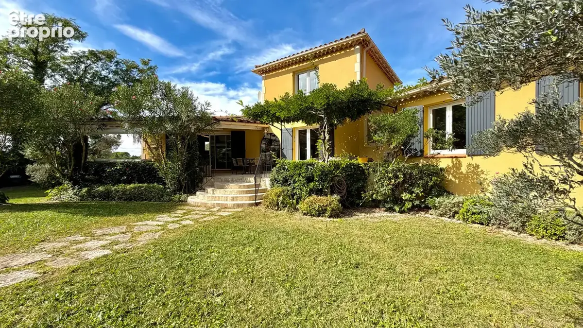 Villa avec piscine sur 2700 m² de jardin, clos, arboré et paysagé. - photo 16