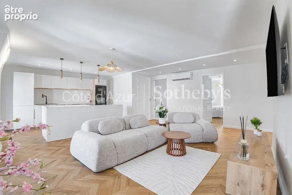 Antibes vieille ville, appartement 3 pièces de 83 m² rénové en dernier étage - photo 2