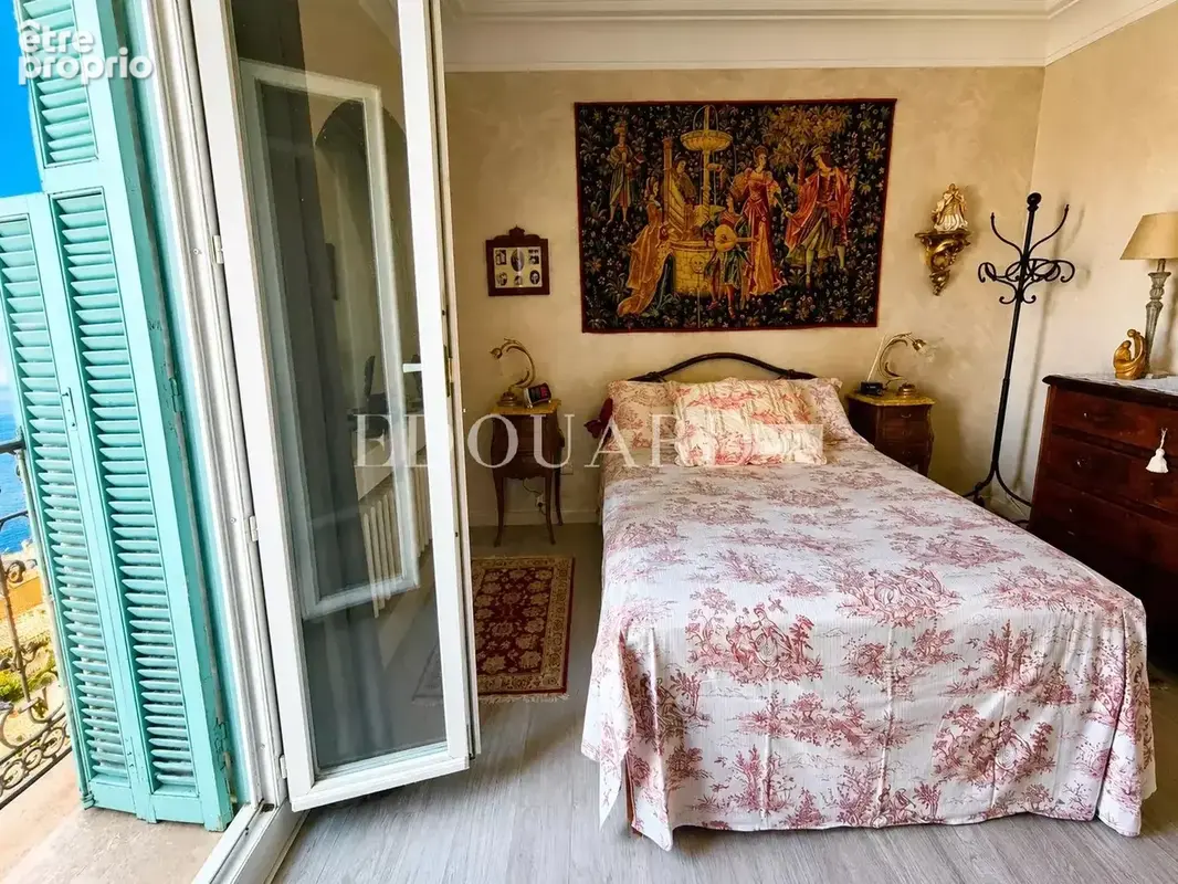 Face à la mer et au Casino Barrière de Menton, deux pièces d'exception en dernier étage avec vue féerique - photo 11