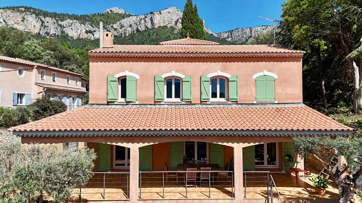 Maison à LE REVEST-LES-EAUX