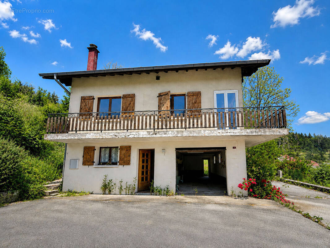 Maison à LES COMBES