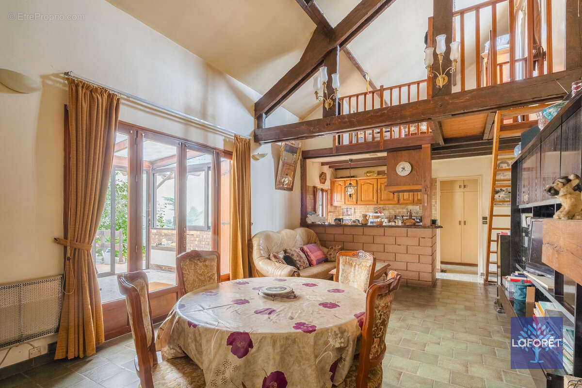 Appartement à LES PAVILLONS-SOUS-BOIS