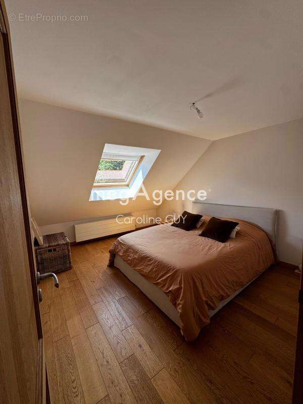 Très belle maison de ville, de 166m2, 5 chambres, jardin et dépendance - photo 9