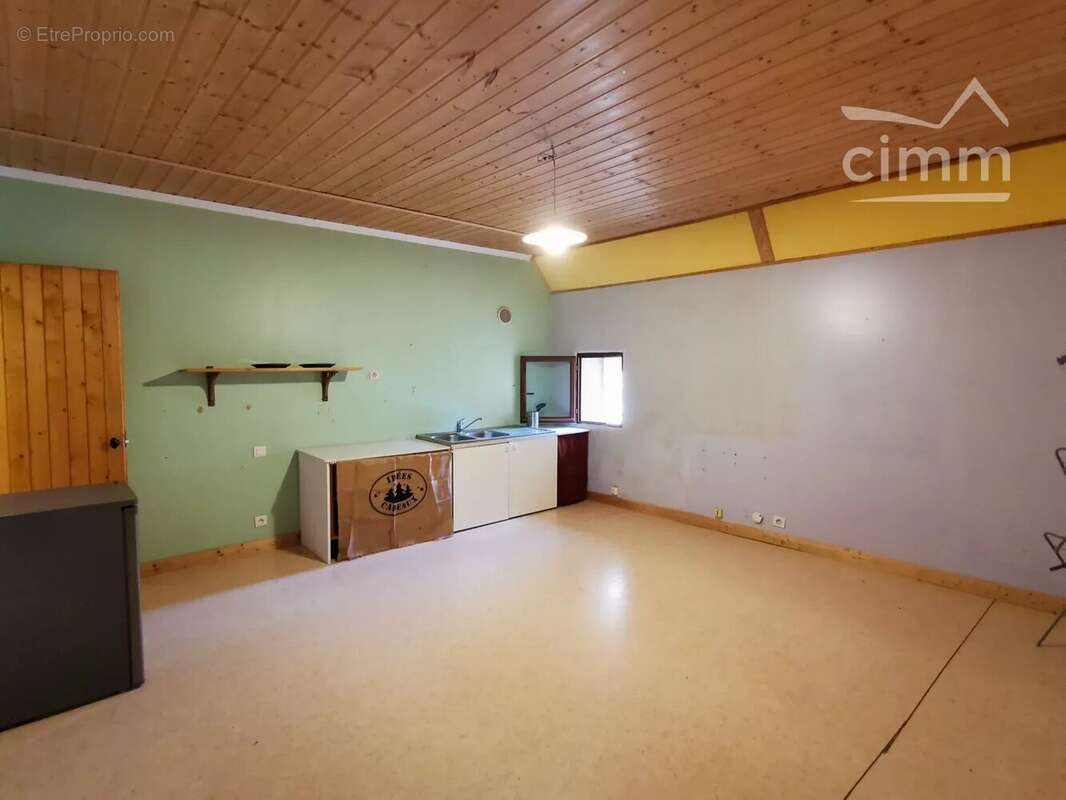 Mas sur 4hec avec rivière, jardin, piscine et dépendance à rénover - photo 13