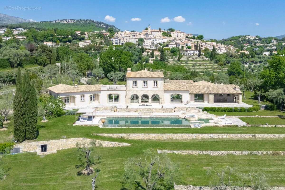 Maison à CHATEAUNEUF-GRASSE