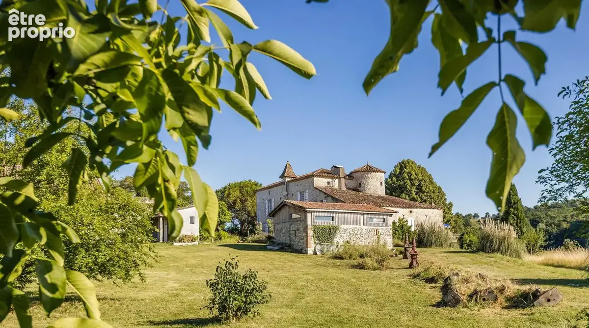 Château authentique du XIIIe siècle avec trois gîtes, piscine et 2 ha - photo 3