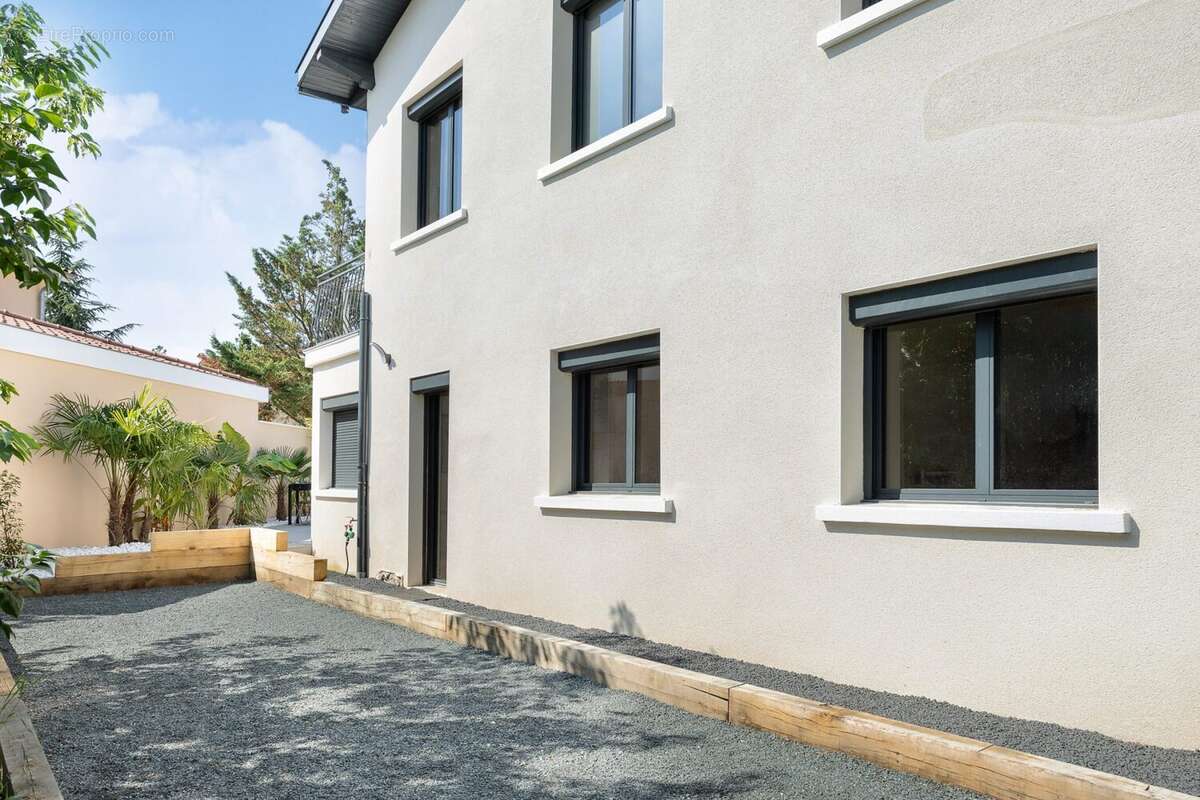 Maison à SAINT-GENIS-LES-OLLIERES