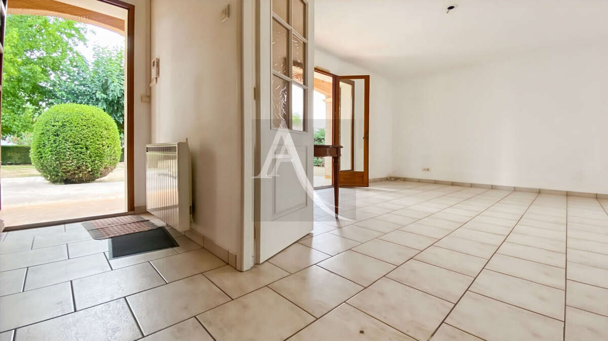 Maison de plain-pied avec jardin paysagé et dépendance à Saint-Vite - photo 13