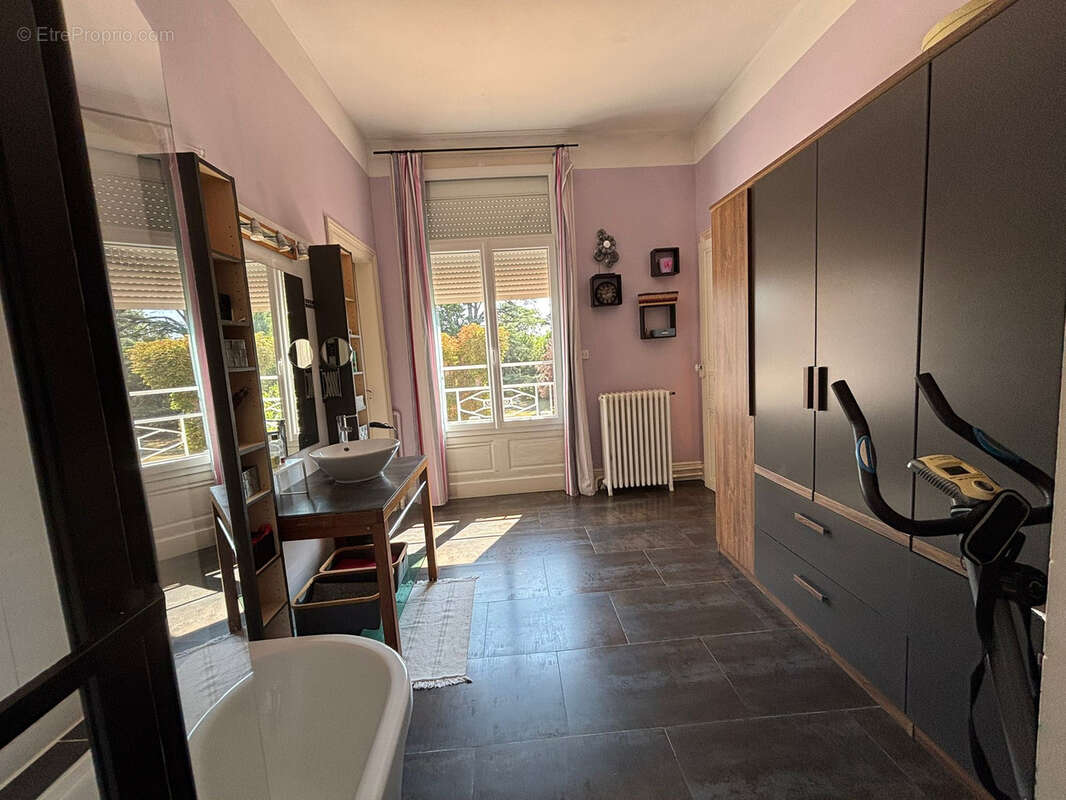 Maison de Maître avec dépendances, parc & piscine - photo 11